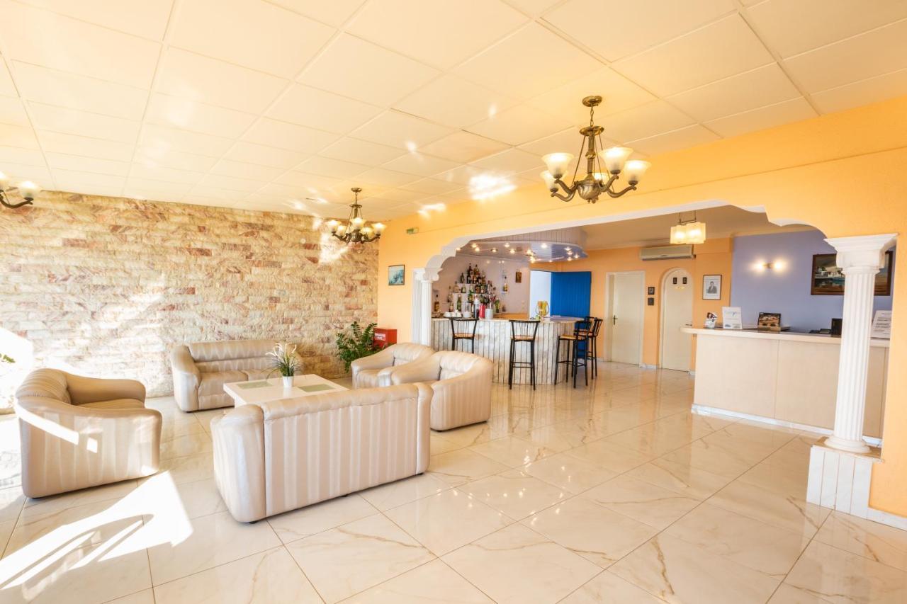 Castelia Bay Hotel Amoopi Bagian luar foto